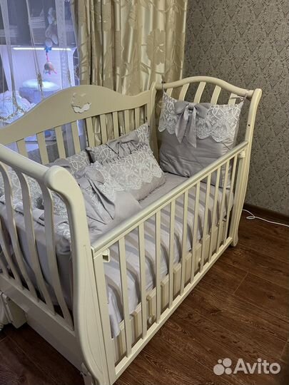 Детская кроватка с маятником и ящиком