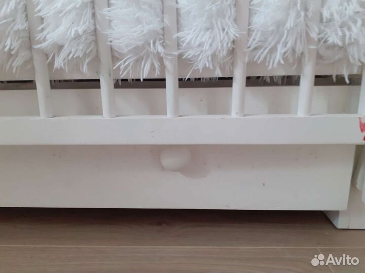 Детская кроватка с маятником