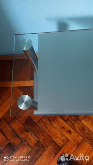 Стеклянный столик