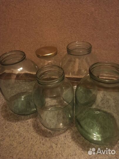 Банки стеклянные разных объёмов и бутылки сока