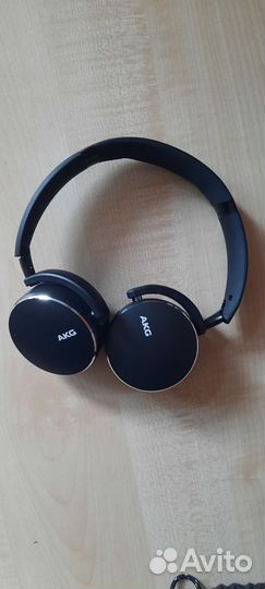 AKG Y500