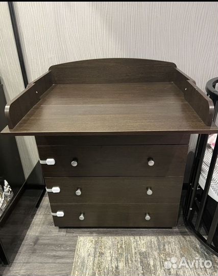 Детская кроватка с маятником и комодом