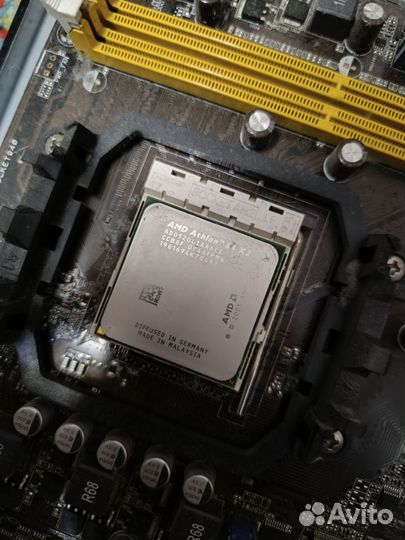 Материнская плата с комплектующими на ней