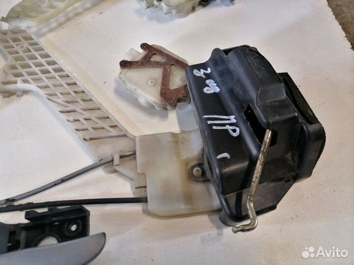 Замок двери, ручки Hyundai Avante 2000-2003