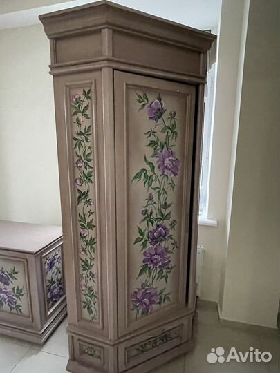 Шкаф и сундук из массива дерева