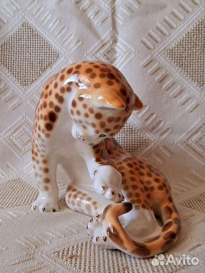 Статуэтка, Леопард играющий с хвостом