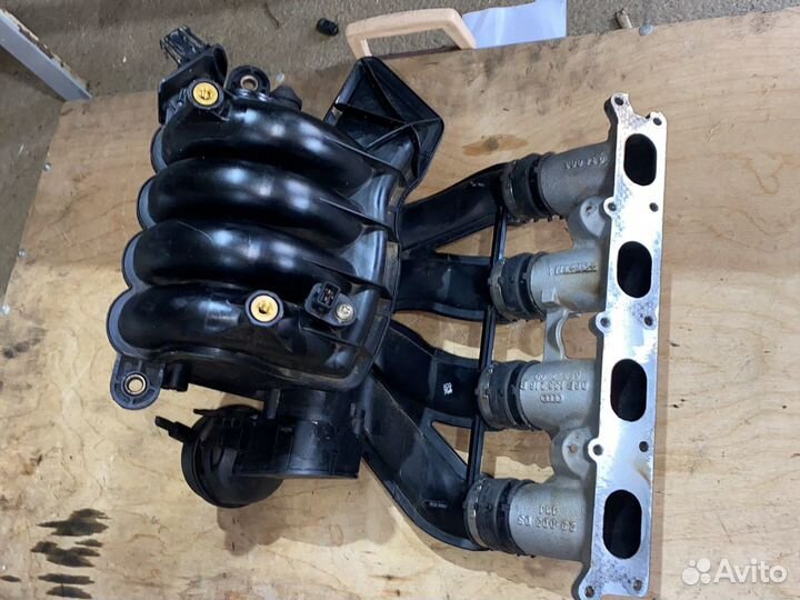 Впускной коллектор 06B133210P Audi A4 1.8б
