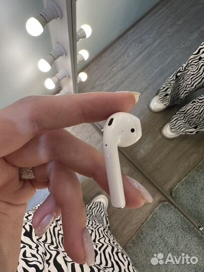 Наушники Airpods 1 (кейс и правый наушник )