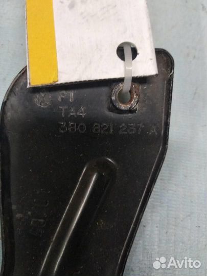 Кронштейн крыла передний левый железо 3B0821237A