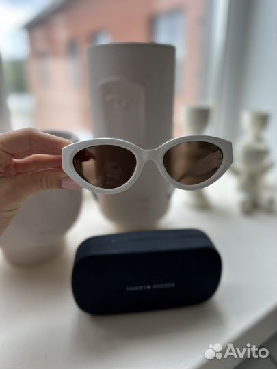 Очки Tommy Hilfiger