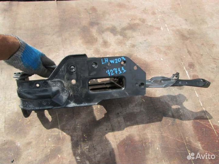 Кронштейн усилителя бампера левый Mercedes-Benz