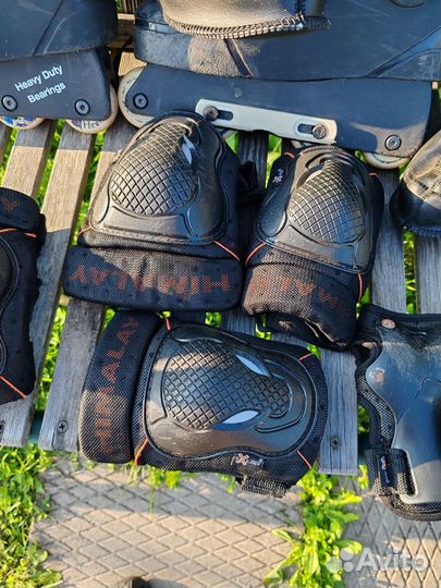 Роликовые коньки с полным комплектом защиты