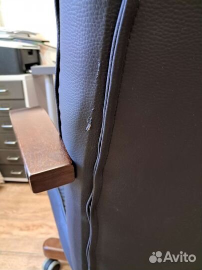 Кресло кожаное Бюрократ