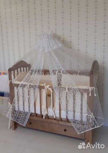 Детская кроватка с маятником