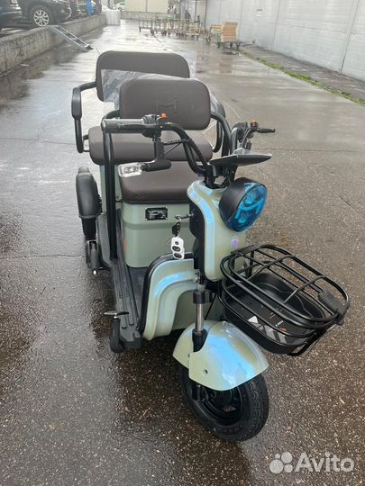 Электрический трицикл трехместный