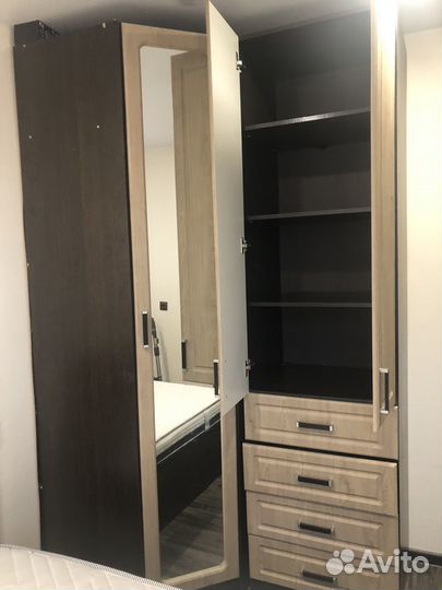 Угловой шкаф с зеркалом