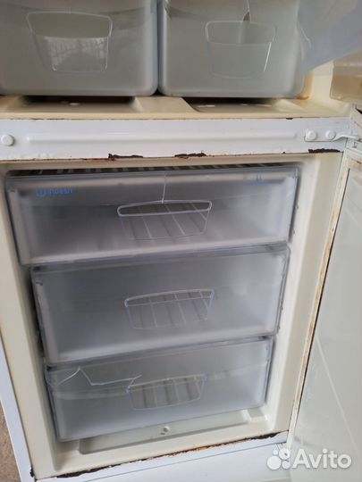 Холодильник indesit