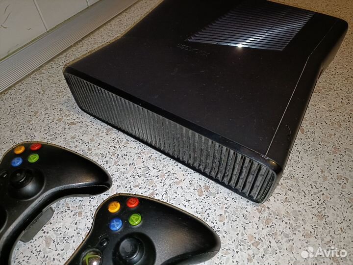 Xbox 360 прошитый (2 джойстика, игры)