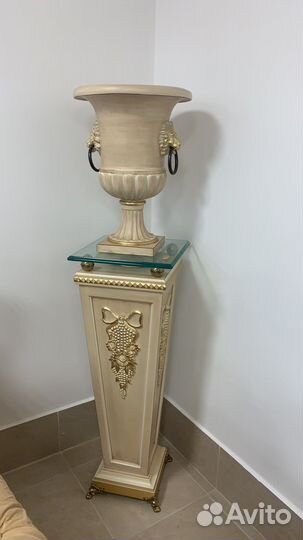 Колонна с вазой Итания