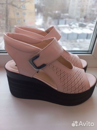 Босоножки новые