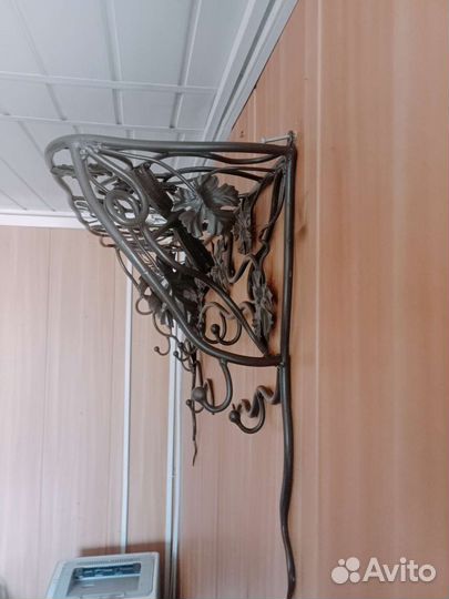 Кованная настенная вешалка