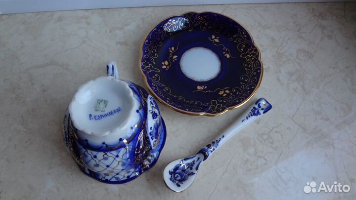 Фарфоровая чашка с блюдцем и ложкой