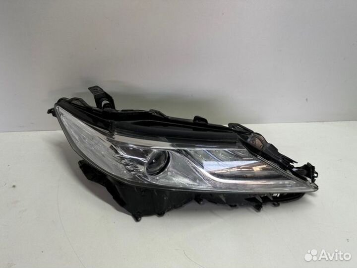 Фара передняя правая Toyota Camry V70/V75