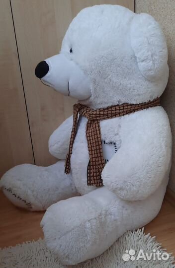 Большой плюшевый медведь