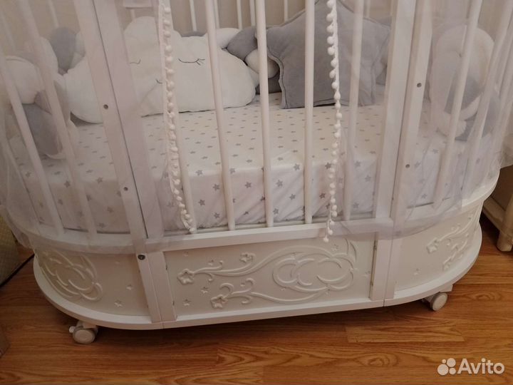 Детская кроватка с маятником и подсветкой в низу