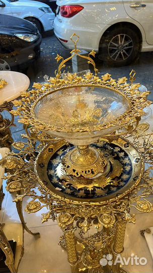 Вазы фарфоровые на брозвовых ножках