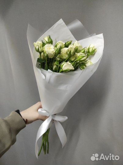 Букет из 5 белых кустовых роз