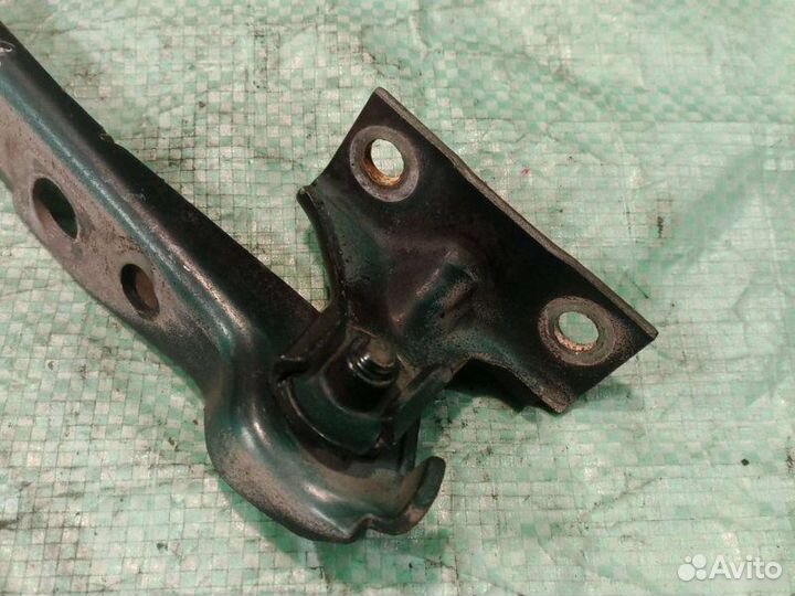 Петля капота правая Audi 80 B3