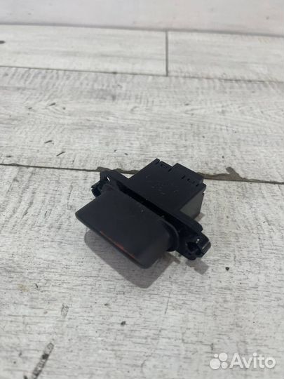 Кнопка аварийной сигнализации Kia Cerato 3