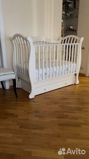 Детская кроватка с маятником белая