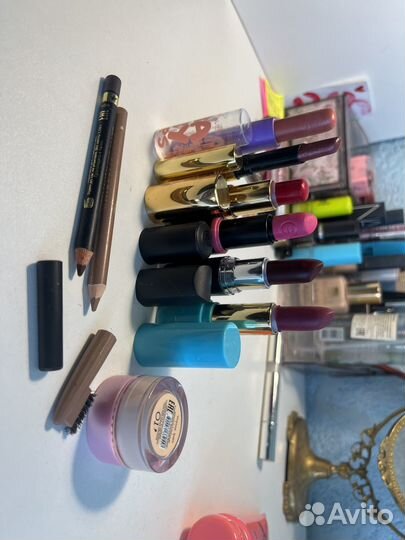 Косметика:помада, кисть, ресницы, хайлайтер, крем