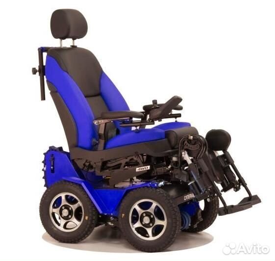 Полноприводная шагающая по лестнице кресло-коляска