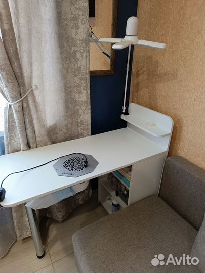 Маникюрный стол с вытяжкой