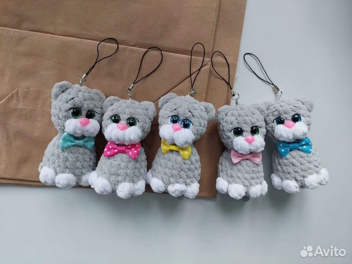 Вязаная игрушка котенок