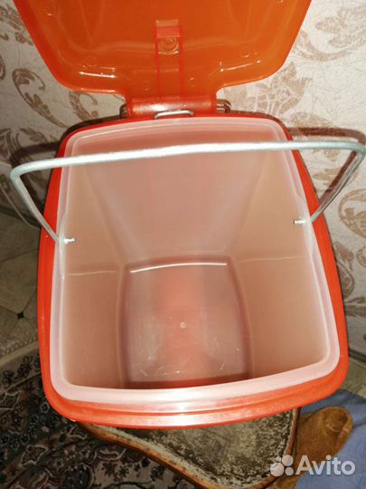 Ведро пластиковое с крышкой