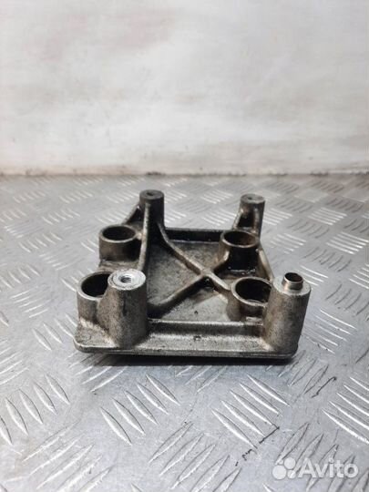 Кронштейн компрессора кондиционера Peugeot 307