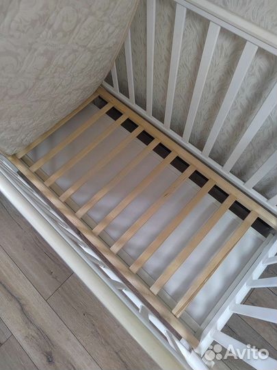 Детская кроватка с маятником и ящиком