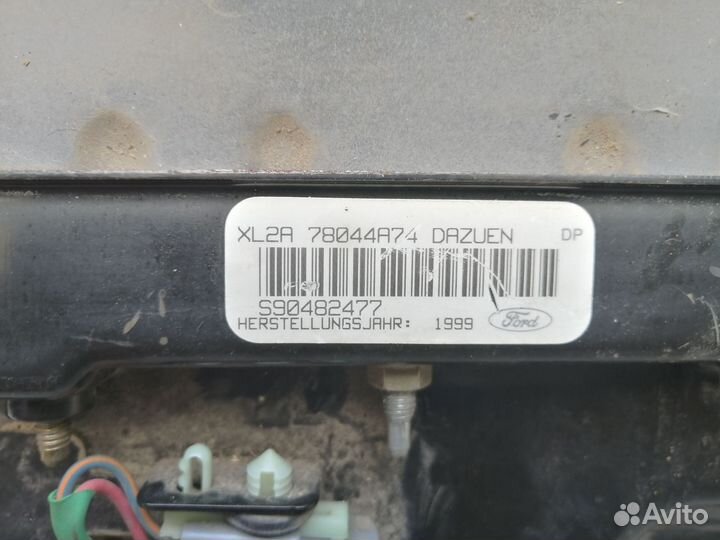 Подушка в торпедо для Ford Explorer (U2) 1995-2001