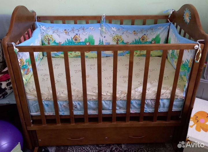 Детская кроватка с маятником