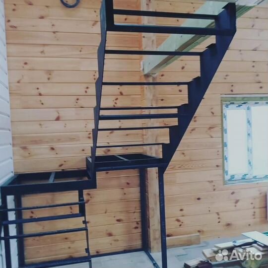 Лестница на металлокаркасе привлекательная