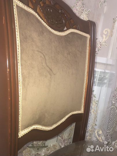 Стол и стулья