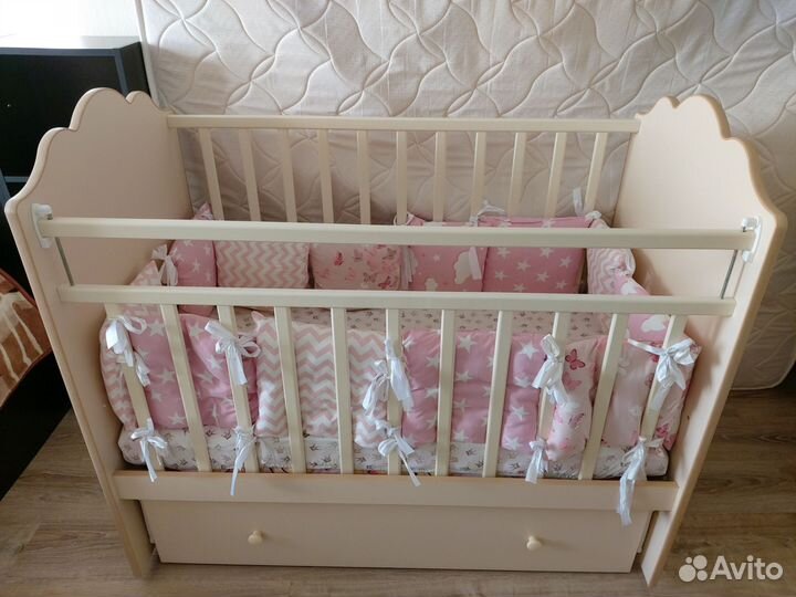 Детская кроватка с маятником и ящиком