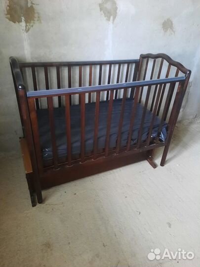 Детская кроватка с маятником и ящиком