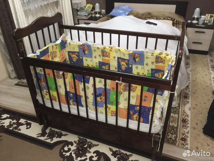 Детская кроватка с маятником и ящиком