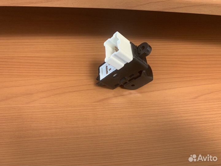 Кнопка стеклоподъемника Ниссан