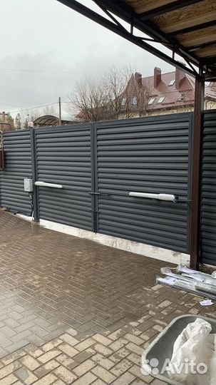 Металлический забор из штакетника, жалюзи, ранчо